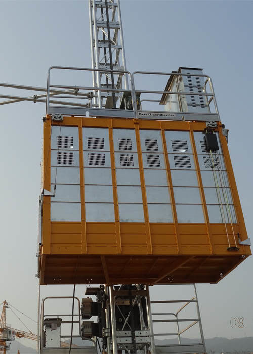 Personnel Construction Material Hoist Payload Capacity 2000Kg With Q345